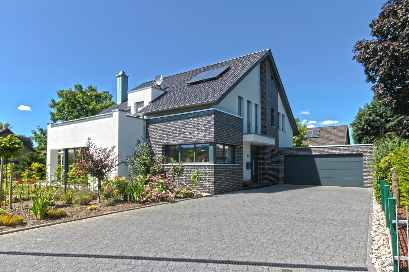 Einfamilienhaus in Minden: Wohnhaus mit Klinker, Garage und Einfahrt