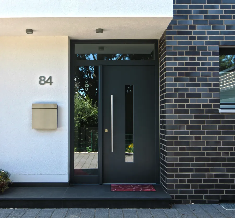 Einfamilienhaus in Minden: Hauseingang mit dunkler Klinkerwand