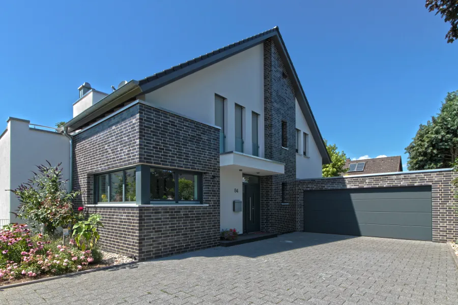 Einfamilienhaus in Minden: Wohnhaus mit Klinkerfassade und Doppelgarage