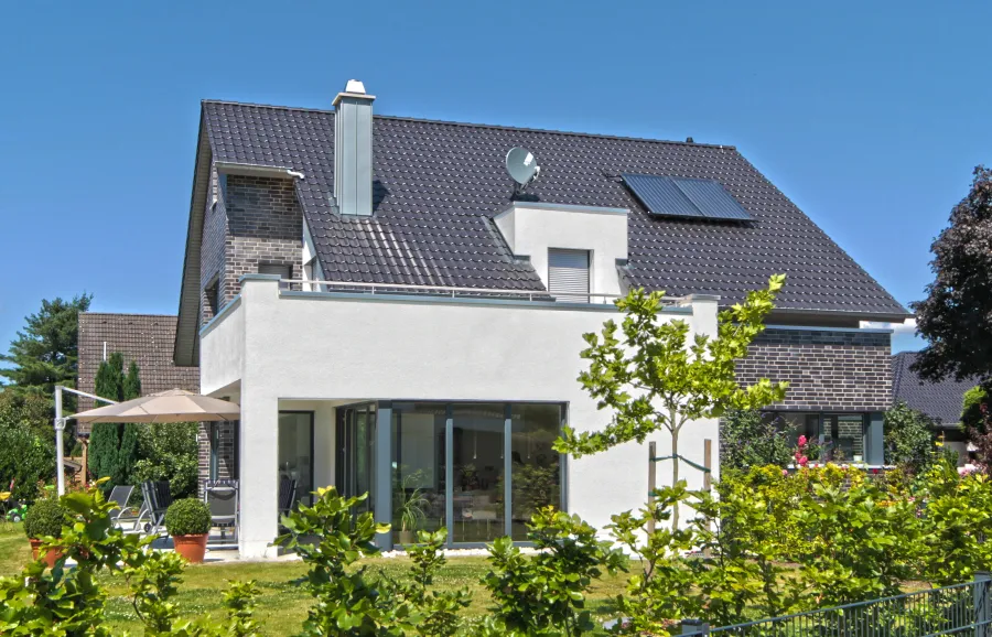 Einfamilienhaus in Minden: Wohnhaus mit Flachdachanbau und Garten
