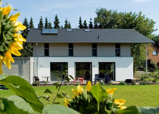Einfamilienhaus in Minden: Satteldachhaus mit Holzverschalung im Obergeschoss