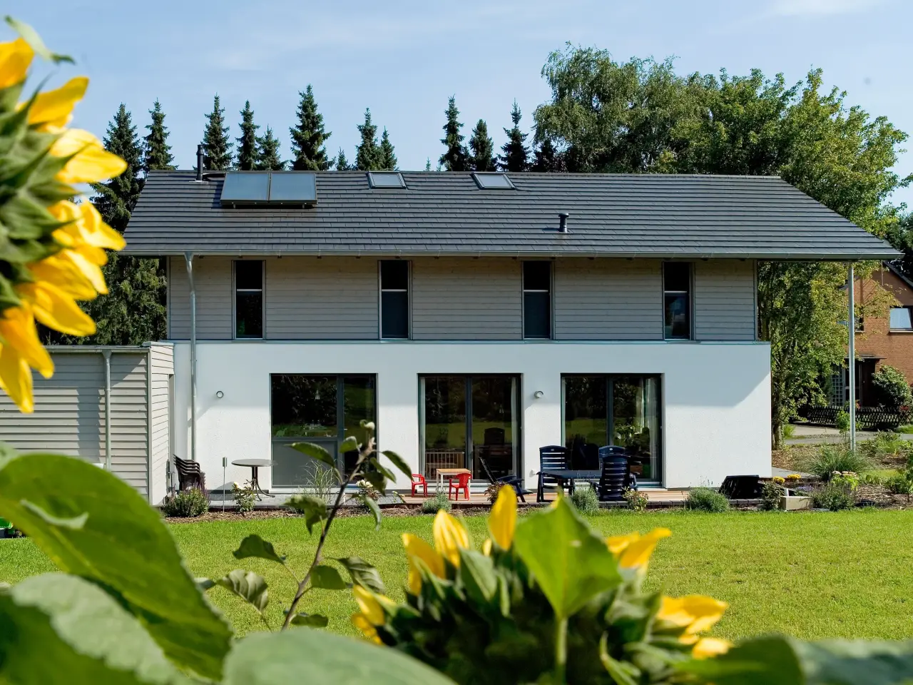 Einfamilienhaus in Minden: Satteldachhaus mit Holzverschalung im Obergeschoss