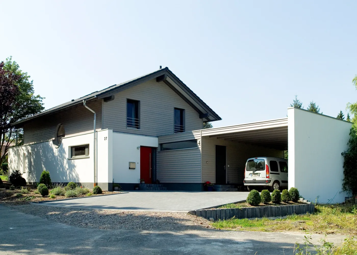 Einfamilienhaus in Minden: Wohnhaus mit Carport und roter Haustür