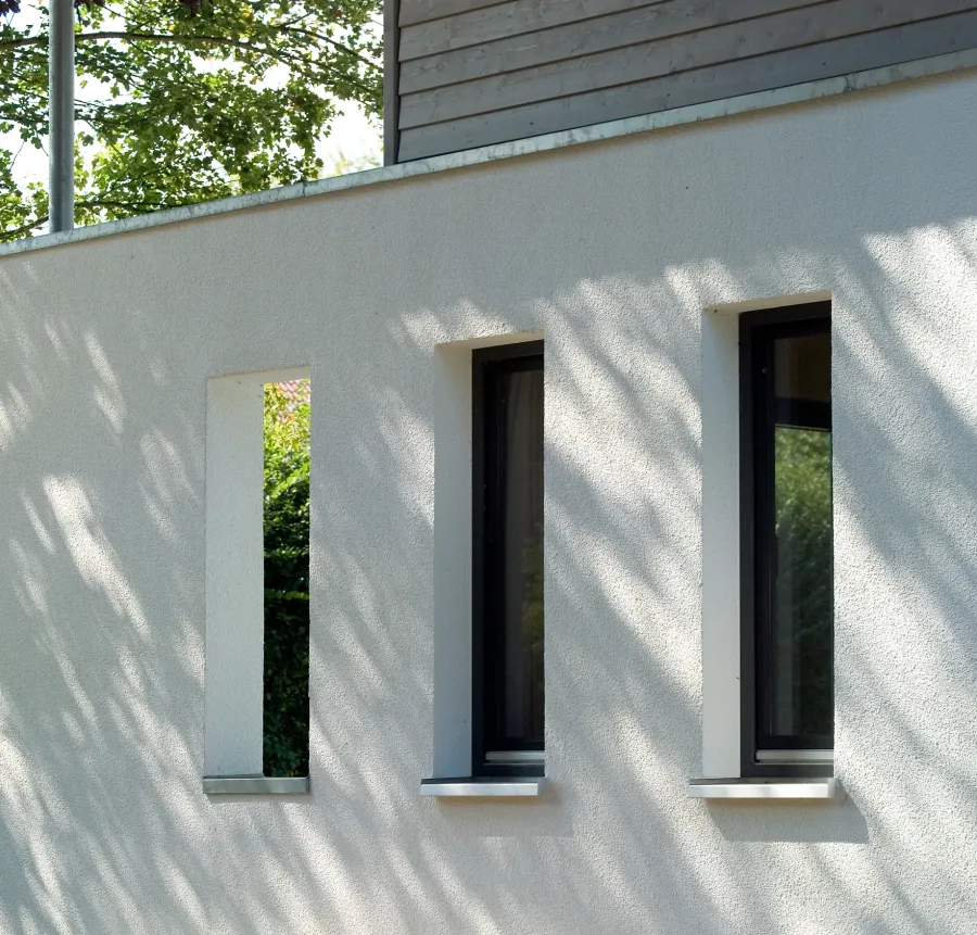 Einfamilienhaus in Minden: Schmale Fenster in weißer Fassade