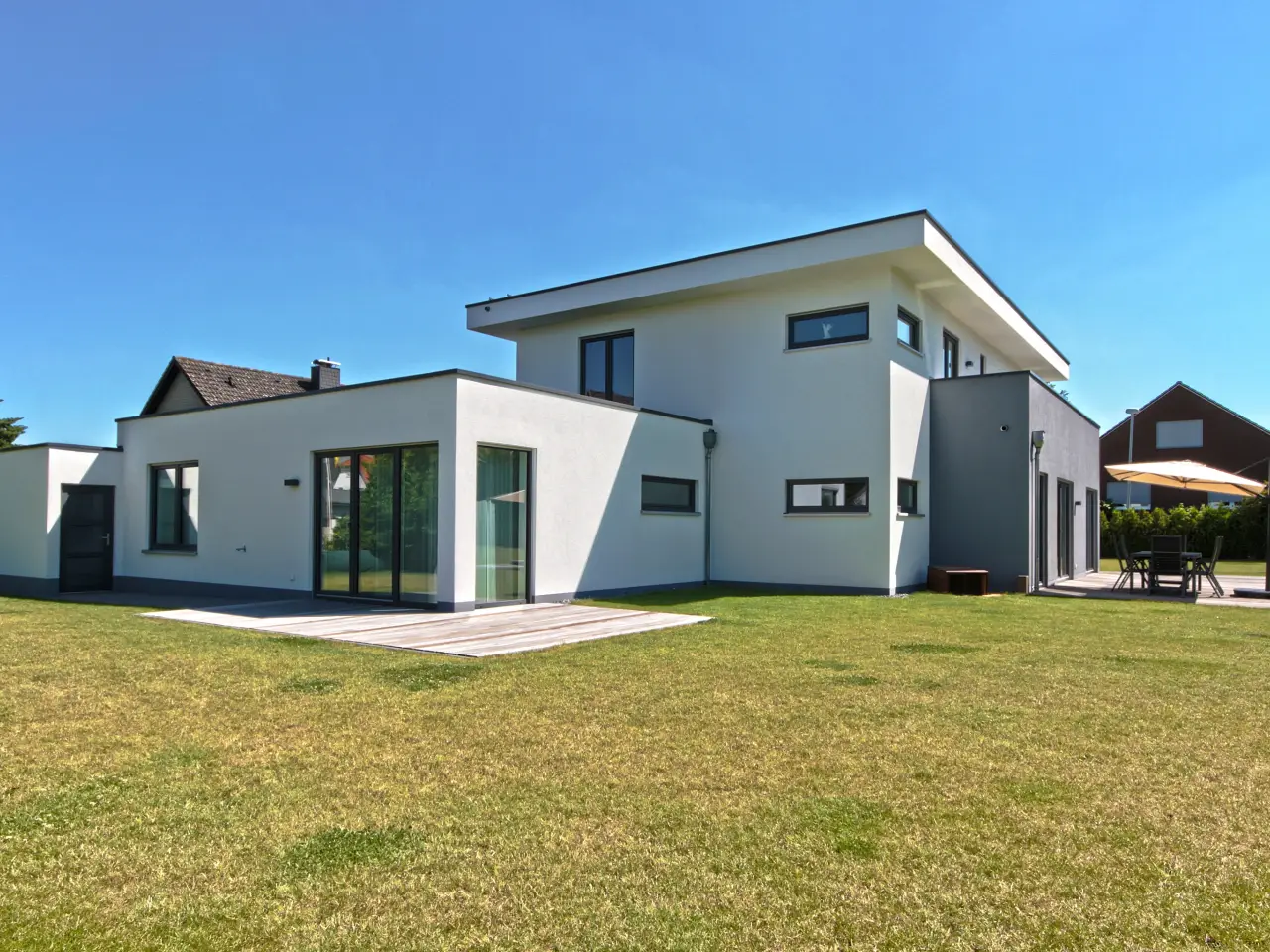 Einfamilienhaus mit Einliegerwohnung in Bad Oeynhausen: Flachdachhaus mit Einliegerwohnung und Garten