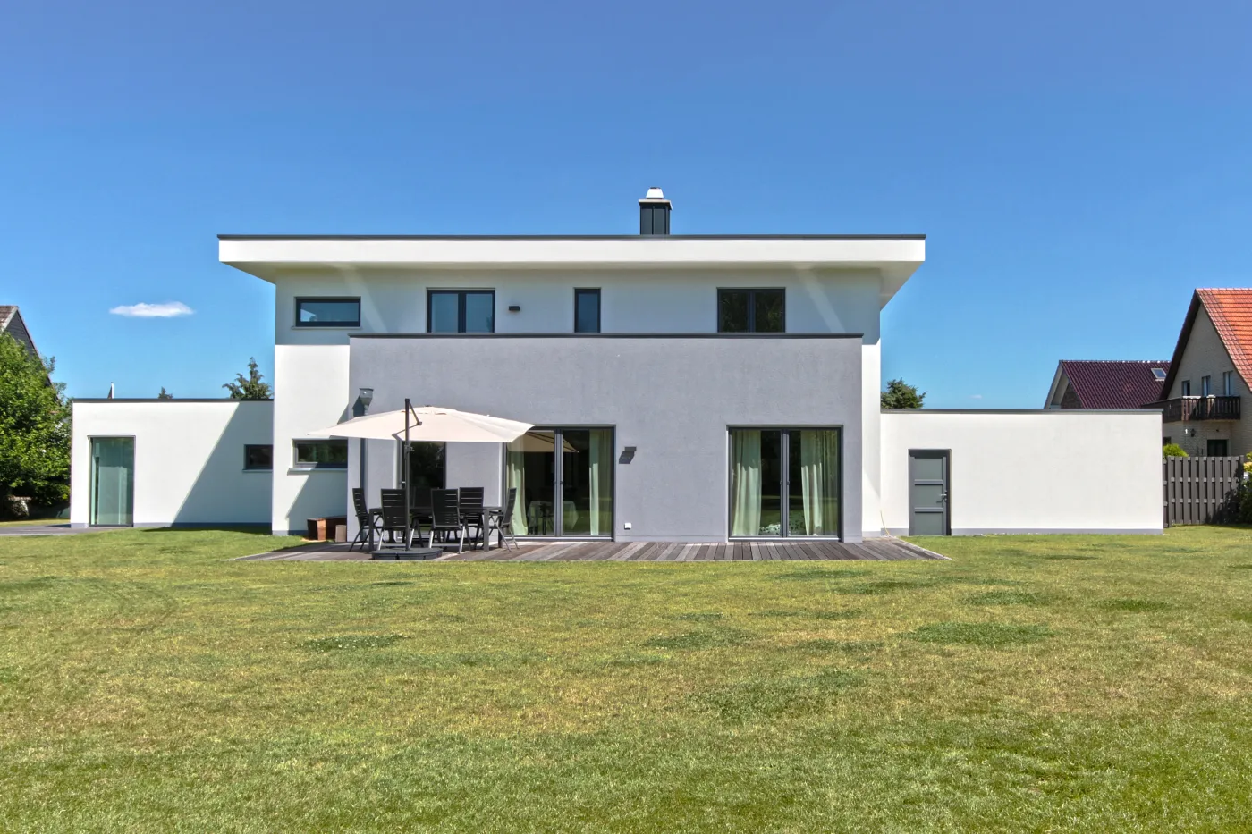 Einfamilienhaus mit Einliegerwohnung in Bad Oeynhausen: Flachdachhaus mit Terrasse und großem Garten