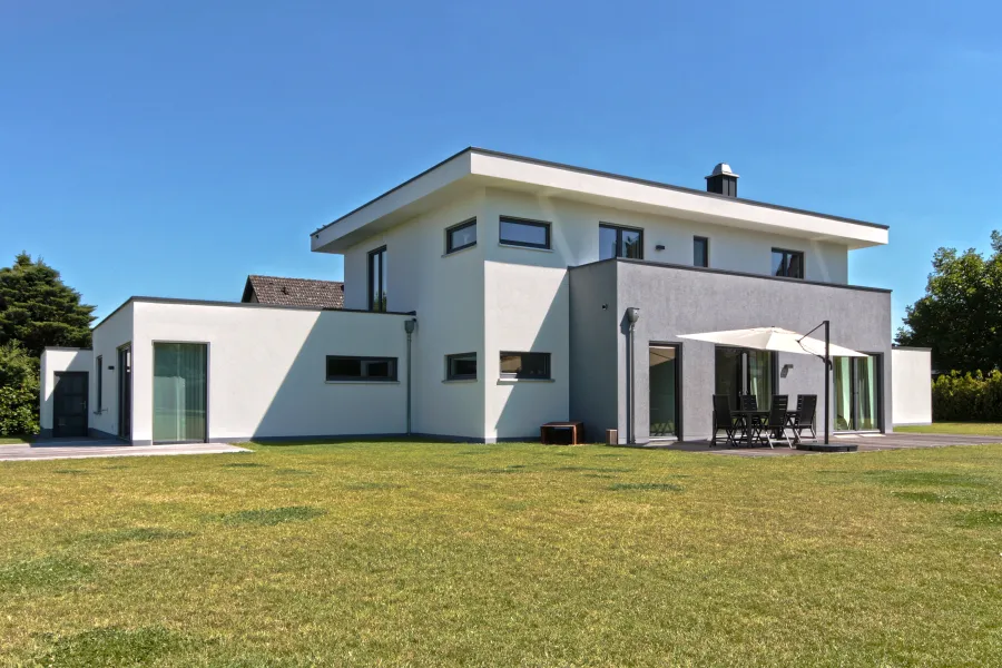 Einfamilienhaus mit Einliegerwohnung in Bad Oeynhausen: Wohnhaus mit Anbauten und großem Rasen