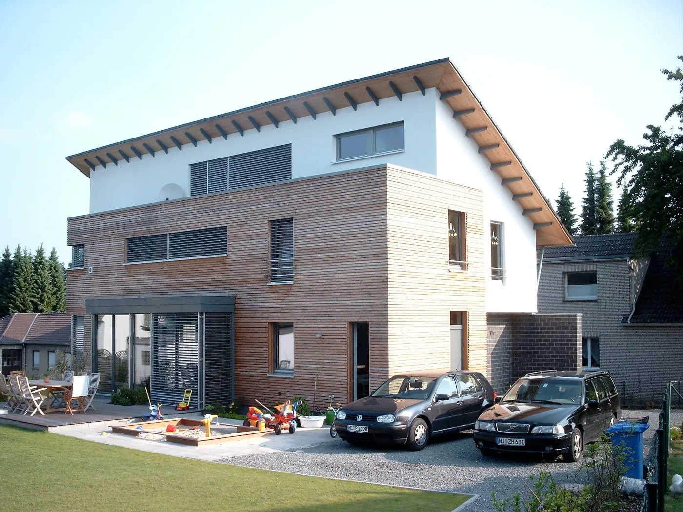 Einfamilienhaus mit Einliegerwohnung in Bad Oeynhausen: Wohnhaus mit Holzfassade und Pultdach