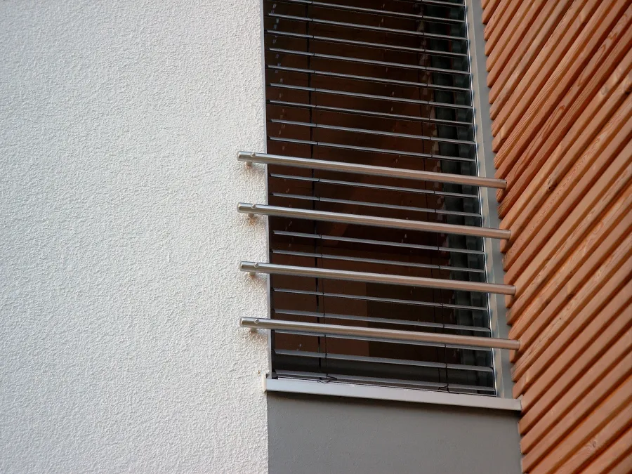Einfamilienhaus mit Einliegerwohnung in Bad Oeynhausen: Raffstore an der Holzfassade, Detail