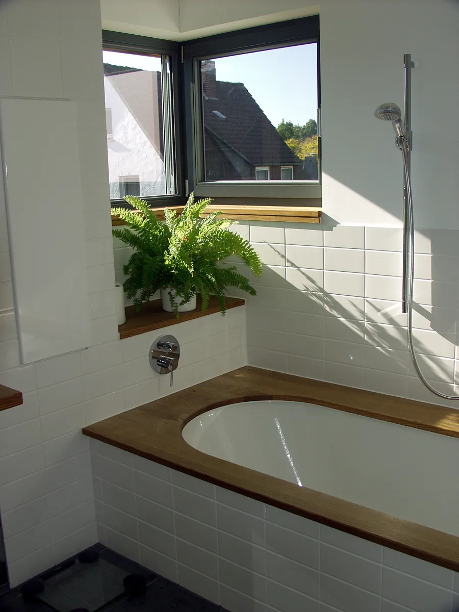 Einfamilienhaus mit Einliegerwohnung in Bad Oeynhausen: Badewanne mit Holzablage am Fenster