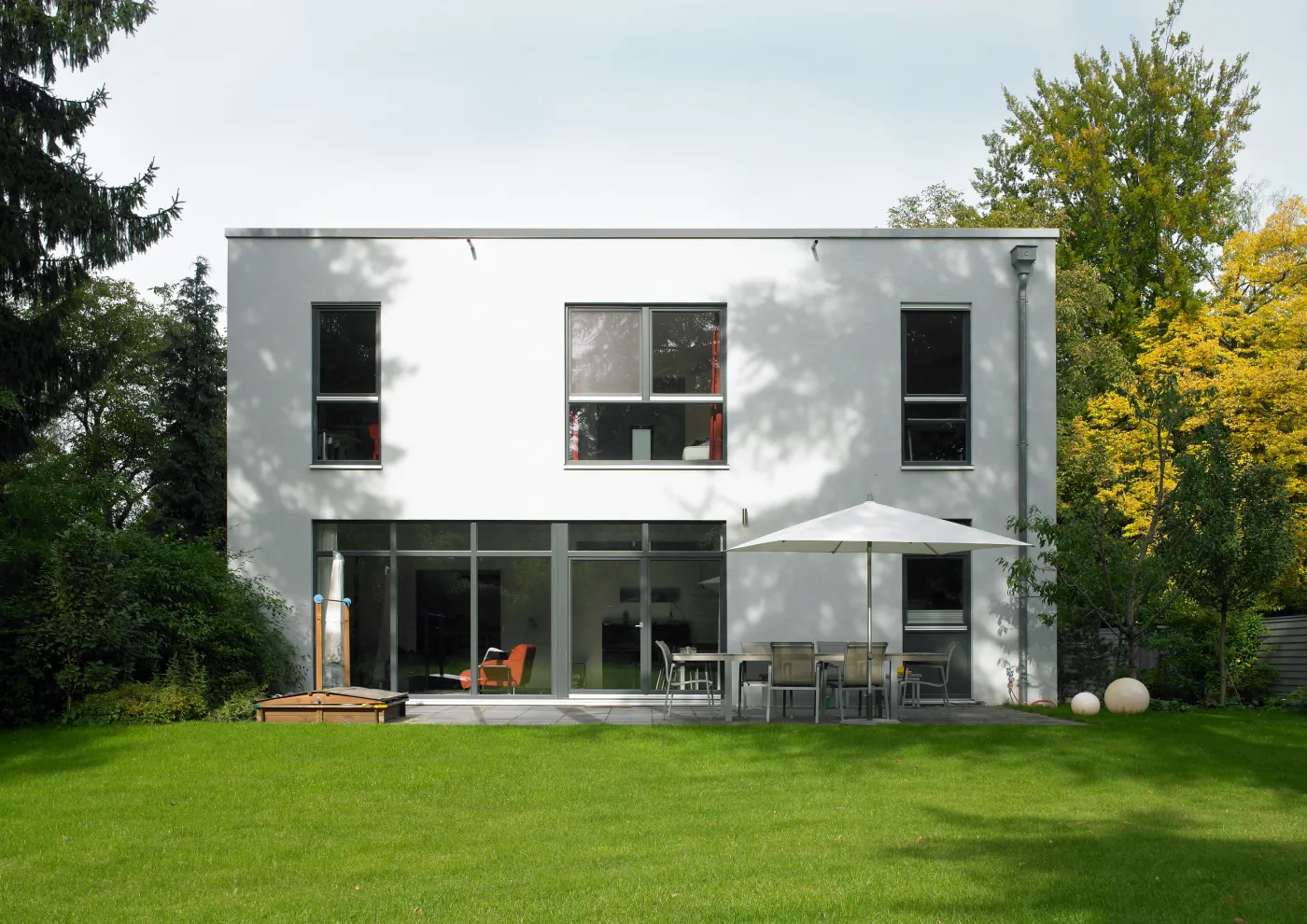 Einfamilienhaus in Berlin-Spandau: Kubisches Wohnhaus mit Garten und Terrasse