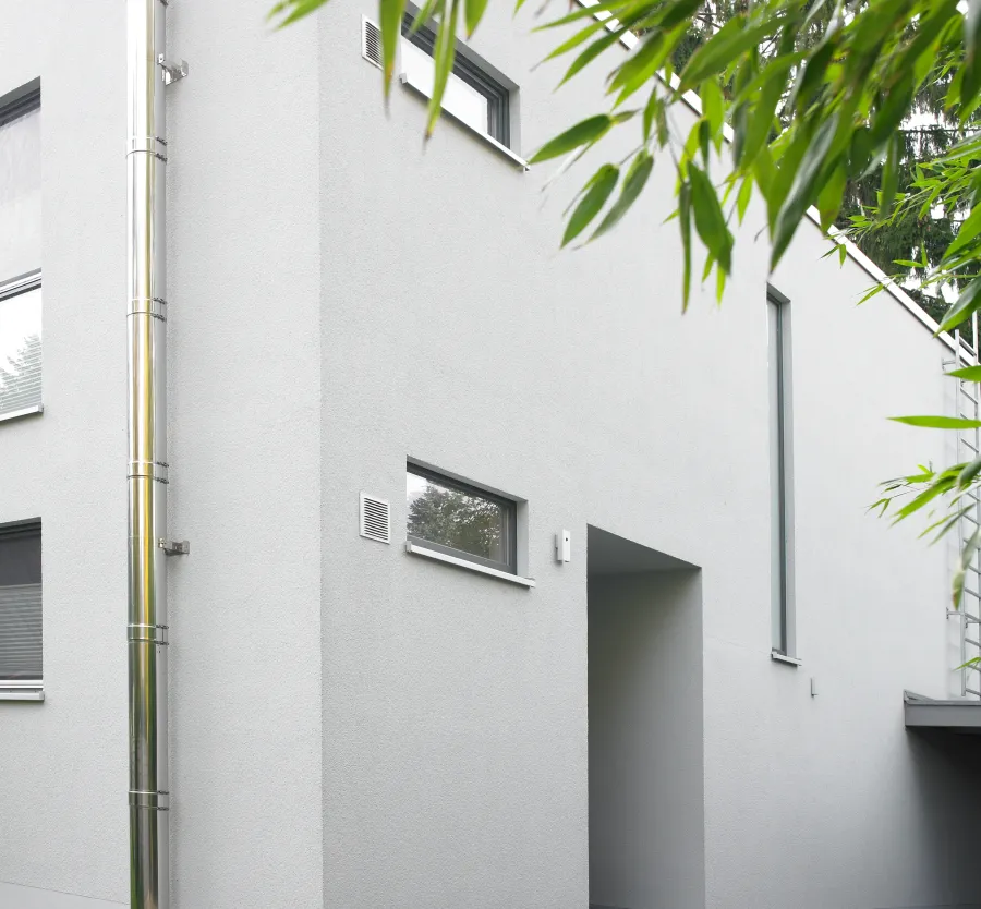Einfamilienhaus in Berlin-Spandau: Fassadendetail mit Fenstern und Bambus