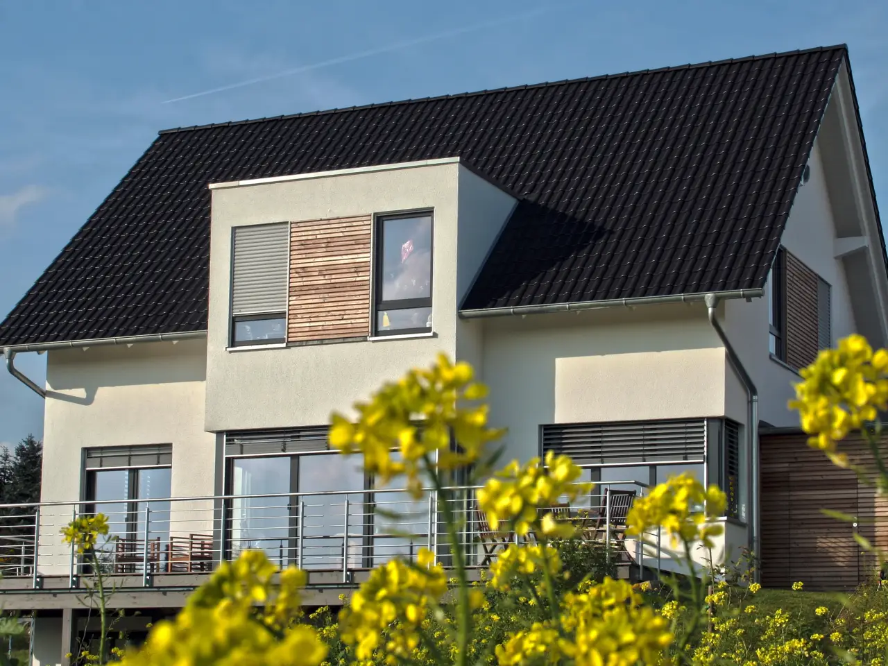 Einfamilienhaus in Oerlinghausen: Satteldachhaus mit Holzelementen und Balkon