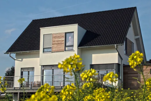 Einfamilienhaus in Oerlinghausen: Satteldachhaus mit Holzelementen und Balkon