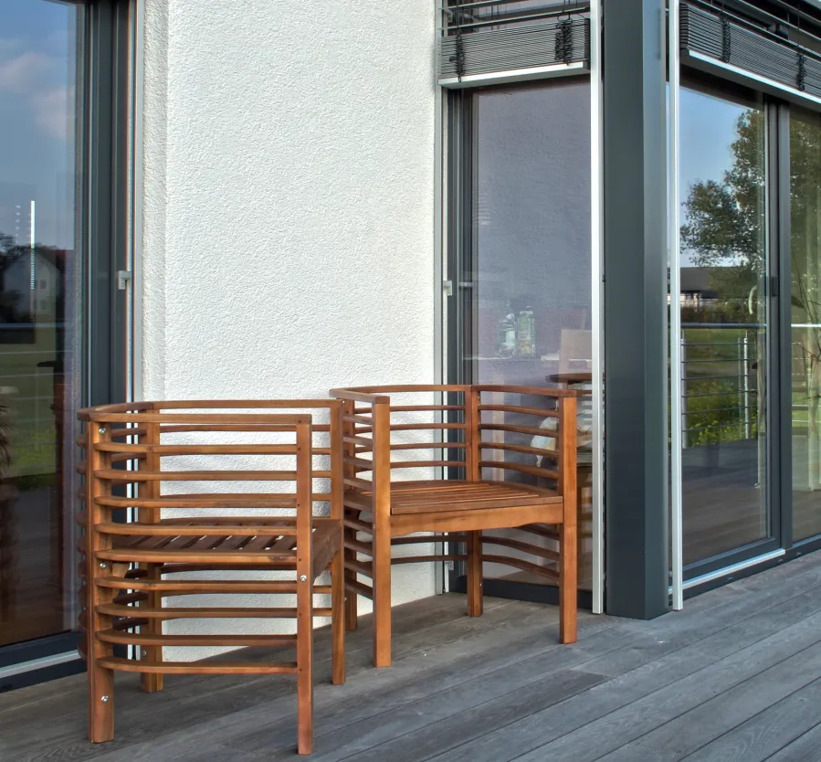 Einfamilienhaus in Oerlinghausen: Holzstühle auf der Terrasse
