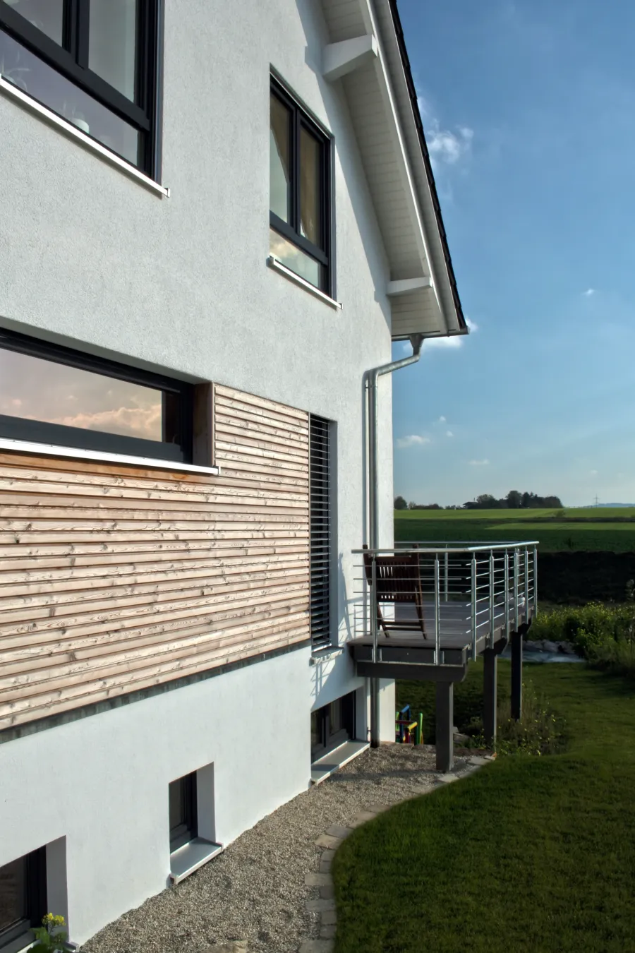 Einfamilienhaus in Oerlinghausen: Holzverkleidung an der Fassade mit Balkon