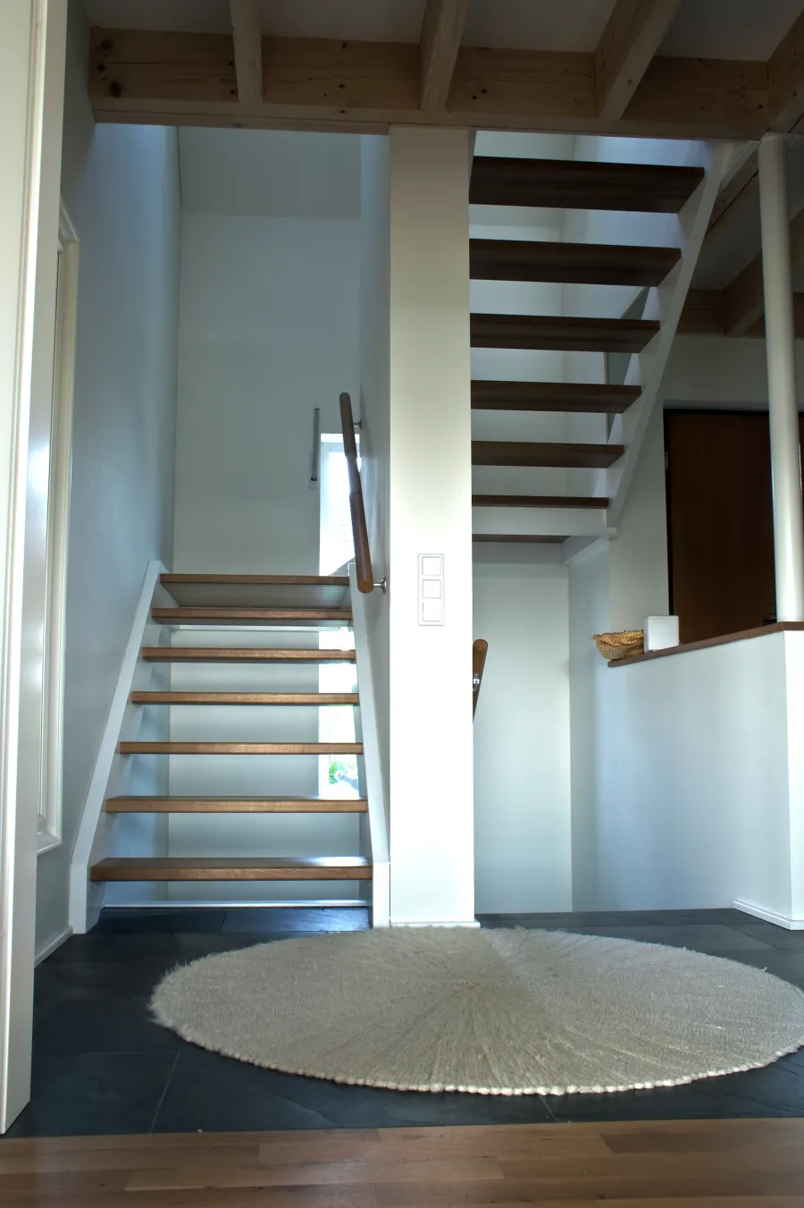 Einfamilienhaus in Oerlinghausen: Treppe mit Holzstufen im Flur