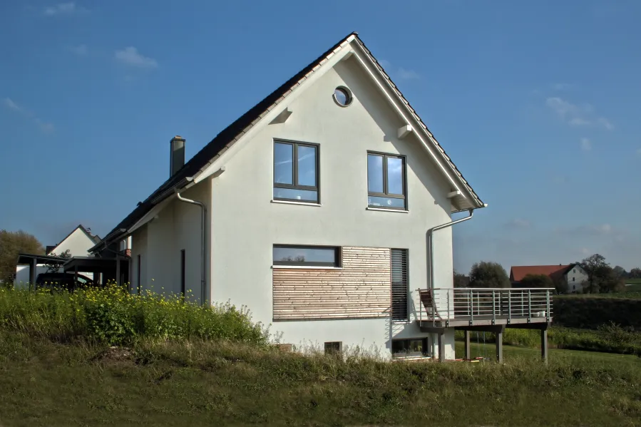 Einfamilienhaus in Oerlinghausen: Satteldachhaus mit Holzelement und Balkon