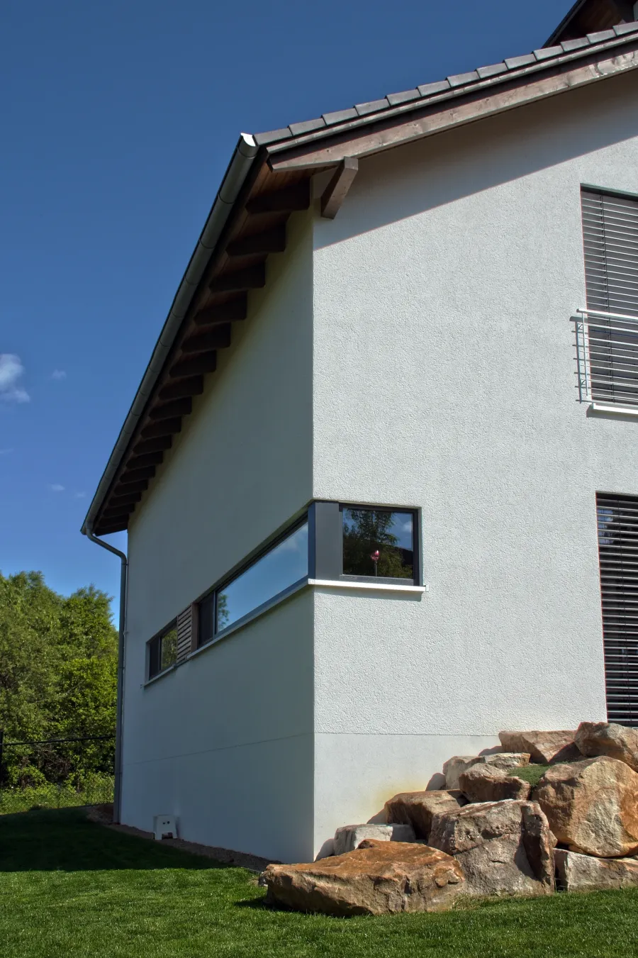 Einfamilienhaus in Porta Westfalica: Giebelseite mit Fensterband