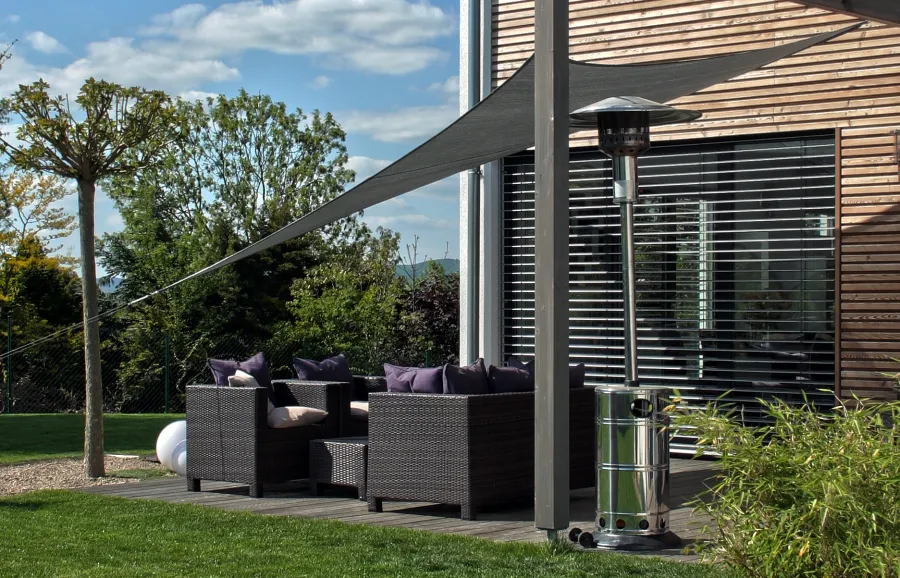 Einfamilienhaus in Porta Westfalica: Lounge-Terrasse mit Sonnensegel