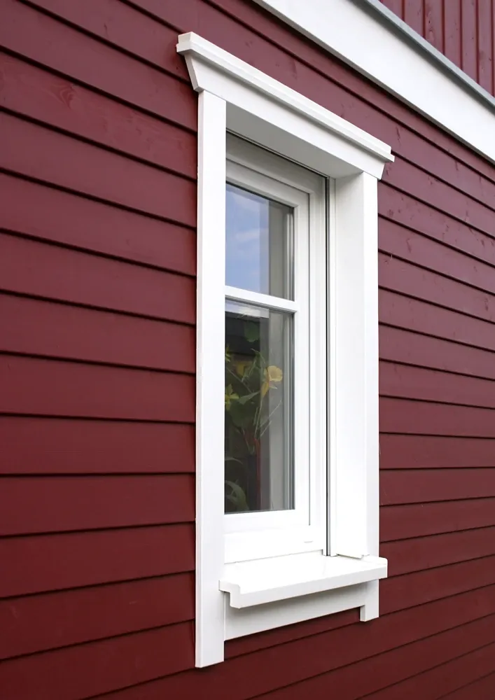 Einfamilienhaus in Porta Westfalica: Fenster in roter Holzfassade