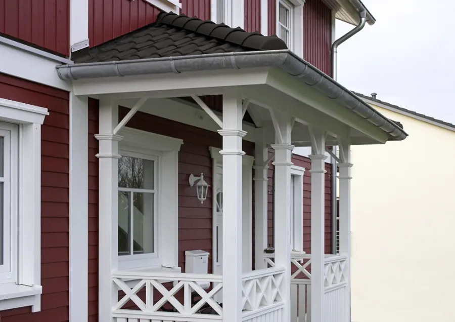 Einfamilienhaus in Porta Westfalica: Veranda mit weißen Holzgeländern