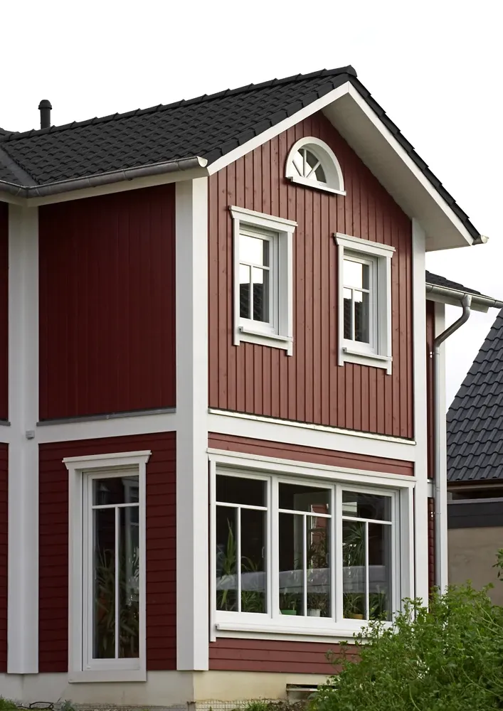 Einfamilienhaus in Porta Westfalica: Rotes Holzhaus mit Erker