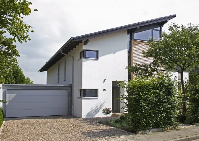 Einfamilienhaus in Porta Westfalica: Wohnhaus mit Pultdach und Garage