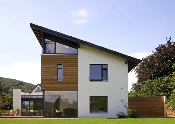 Einfamilienhaus in Porta Westfalica: Wohnhaus mit Holzelement und Glasanbau