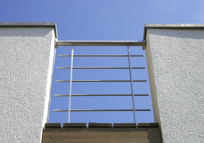 Einfamilienhaus in Porta Westfalica: Geländer zwischen Putzwänden, Detail