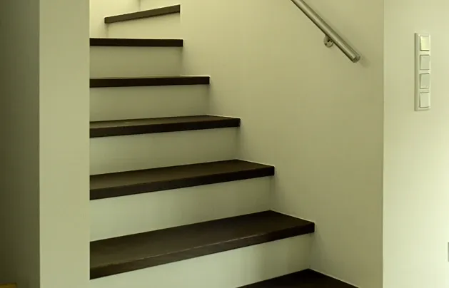 Einfamilienhaus in Porta Westfalica: Treppe mit dunklen Stufen