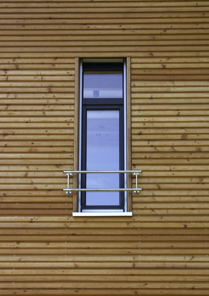 Einfamilienhaus in Porta Westfalica: Holzfassade mit schmalem Fenster