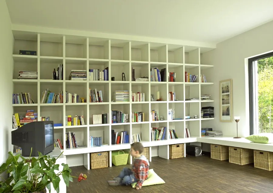 Einfamilienhaus in Porta Westfalica: Wohnraum mit raumhohem Bücherregal