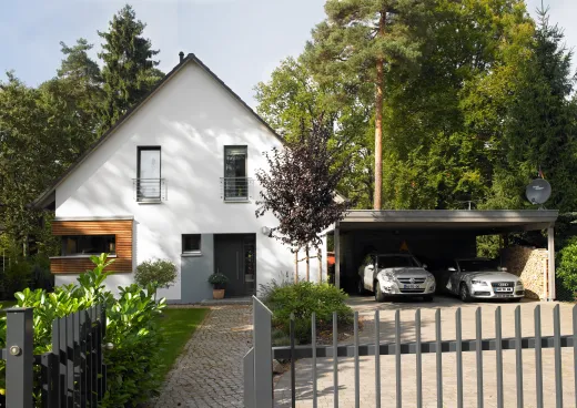 Einfamilienhaus in Schönwalde: Weißes Satteldachhaus mit Carport