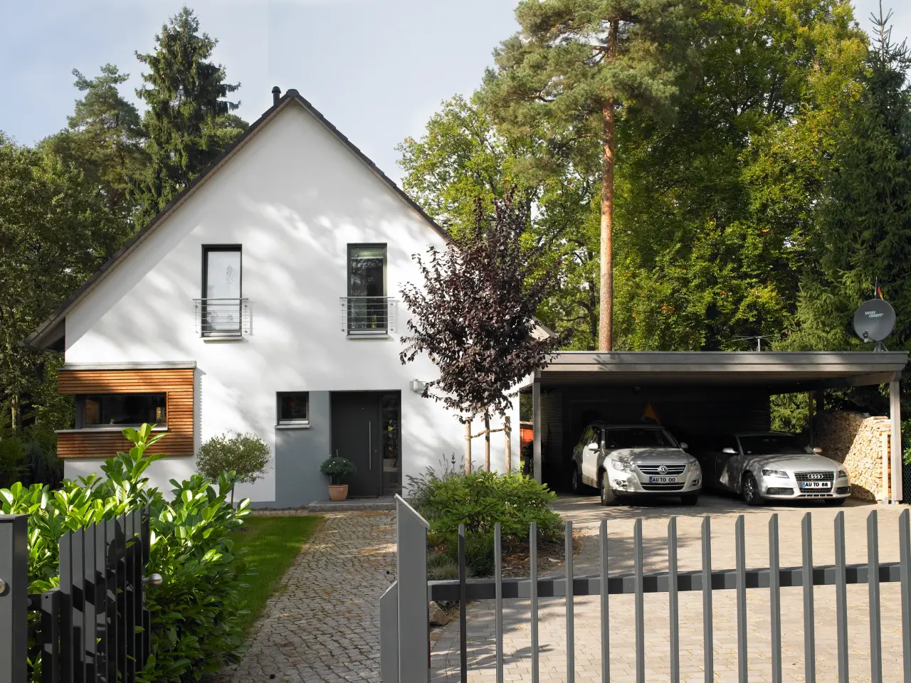 Einfamilienhaus in Schönwalde: Weißes Satteldachhaus mit Carport