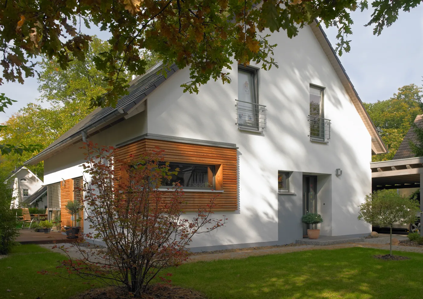 Einfamilienhaus in Schönwalde: Satteldachhaus mit holzverkleidetem Erker
