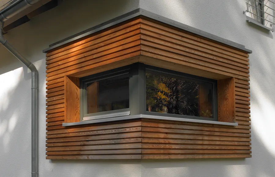 Einfamilienhaus in Schönwalde: Holzverkleideter Erker, Detail