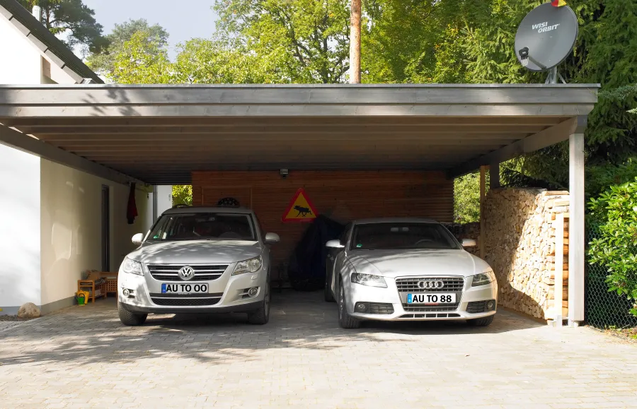 Einfamilienhaus in Schönwalde: Carport aus Holz mit zwei Autos