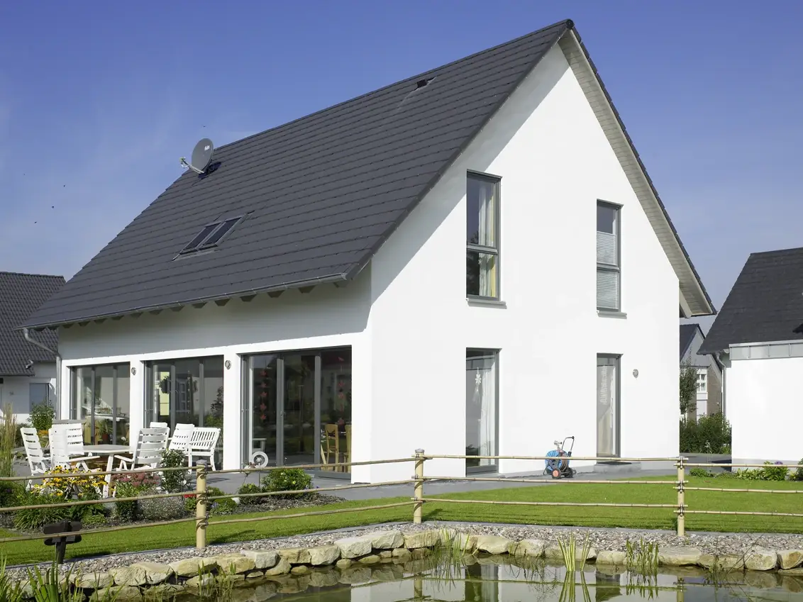 Einfamilienhaus in Stift Quernheim: Satteldachhaus mit Teich und Terrasse