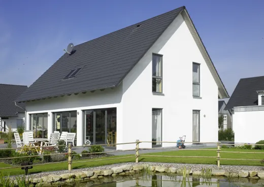 Einfamilienhaus in Stift Quernheim: Satteldachhaus mit Teich und Terrasse