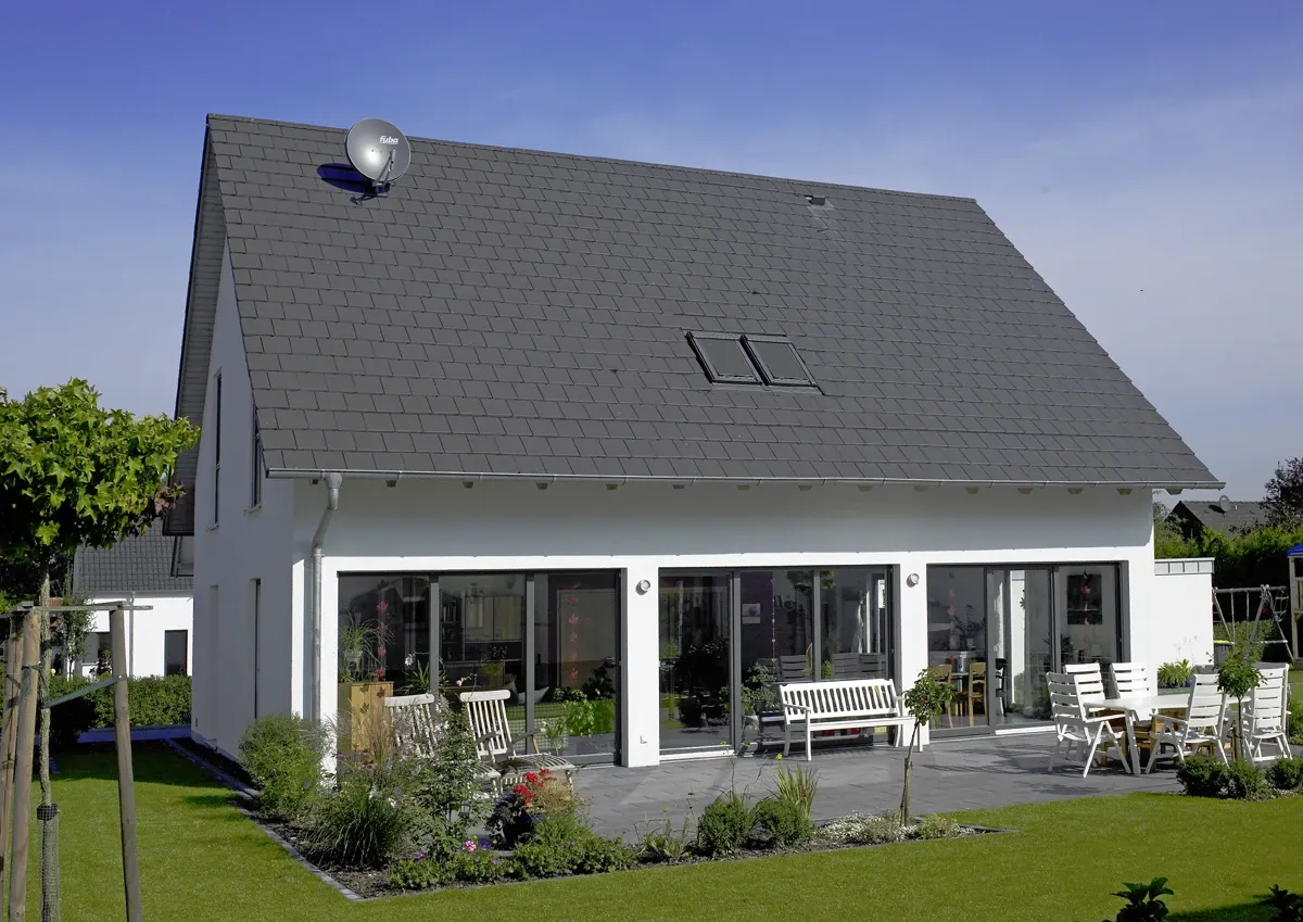 Einfamilienhaus in Stift Quernheim: Satteldachhaus mit großer Glasfront und Terrasse