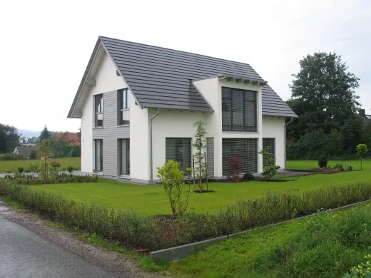 Einfamilienhaus in Stift Quernheim: Satteldachhaus mit Zwerchhaus