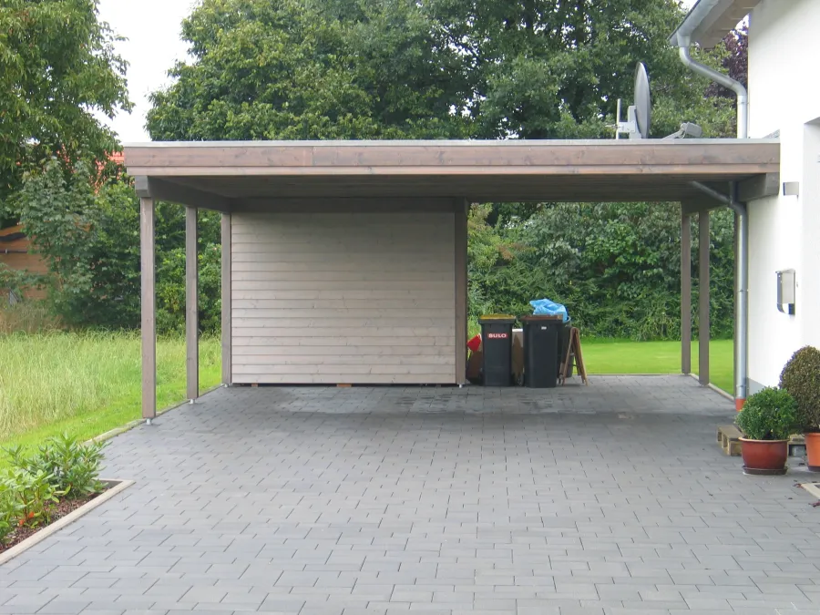 Einfamilienhaus in Stift Quernheim: Carport mit Abstellraum