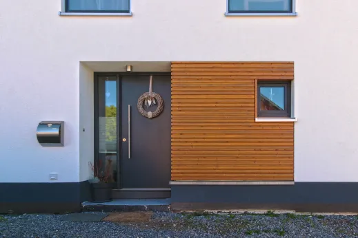Einfamilienhaus in Vlotho: Hauseingang mit Holzverkleidung
