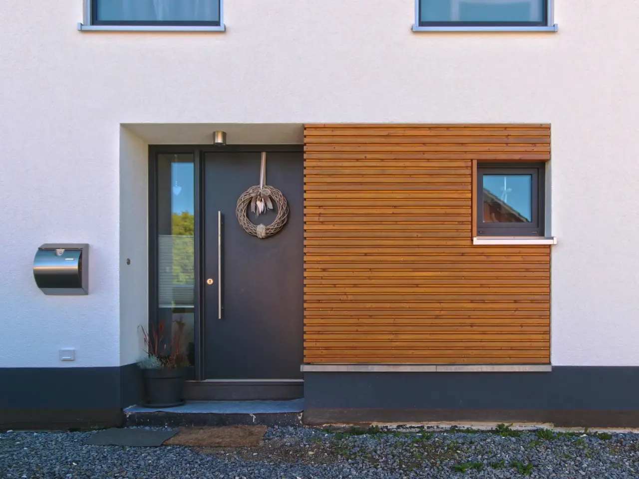 Einfamilienhaus in Vlotho: Hauseingang mit Holzverkleidung