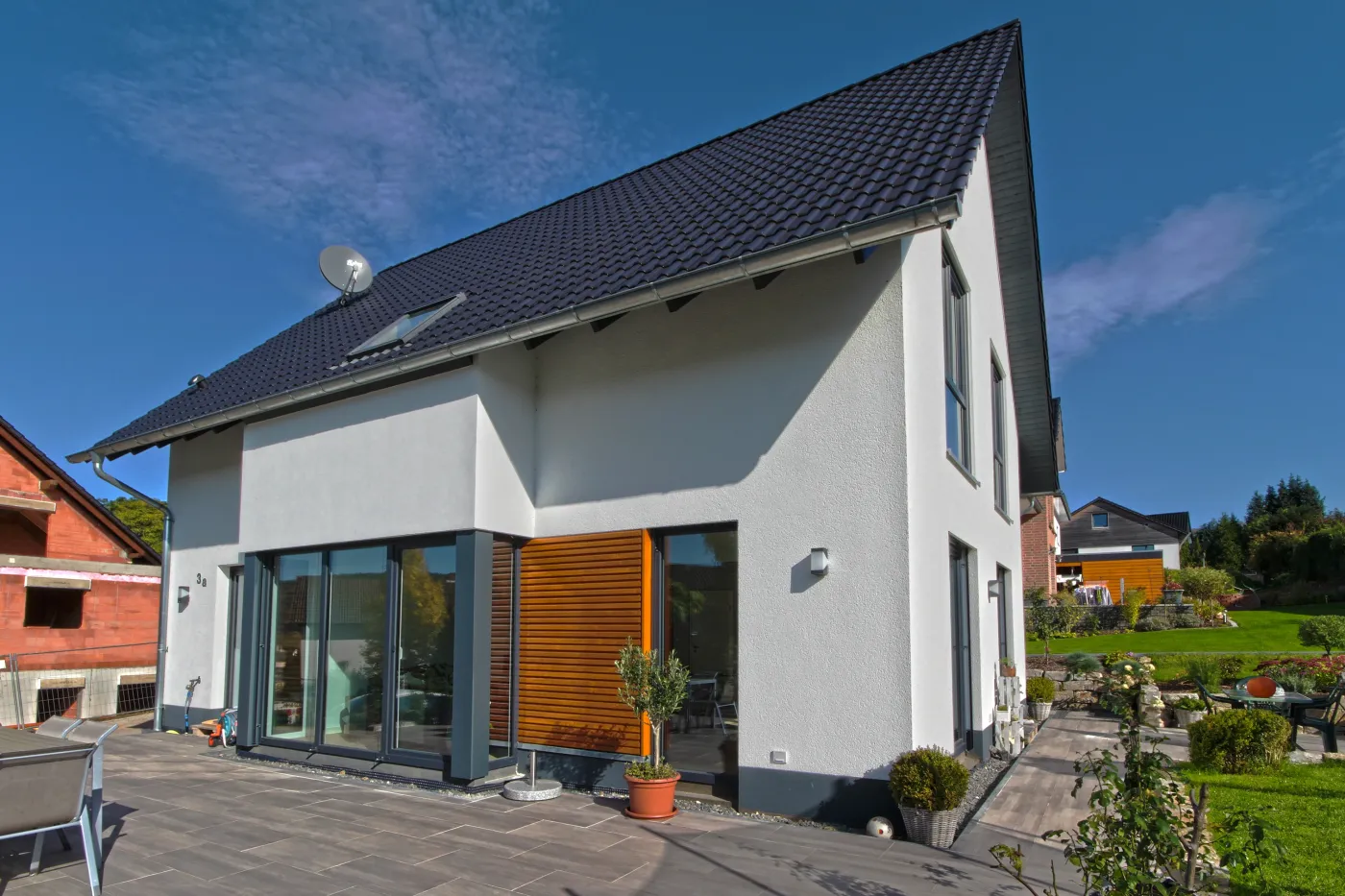 Einfamilienhaus in Vlotho: Satteldachhaus mit Holzelement und Terrasse