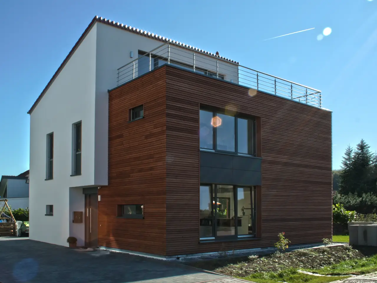 Einfamilienhaus in Werther: Kubisches Wohnhaus mit Holzfassade und Dachterrasse