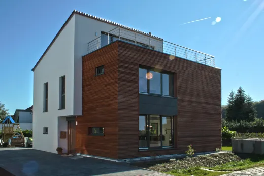 Einfamilienhaus in Werther: Kubisches Wohnhaus mit Holzfassade und Dachterrasse