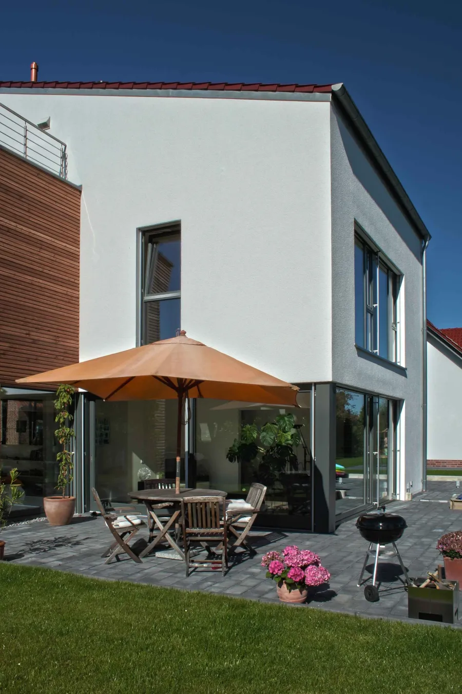 Einfamilienhaus in Werther: Terrasse mit Sonnenschirm am Wohnhaus