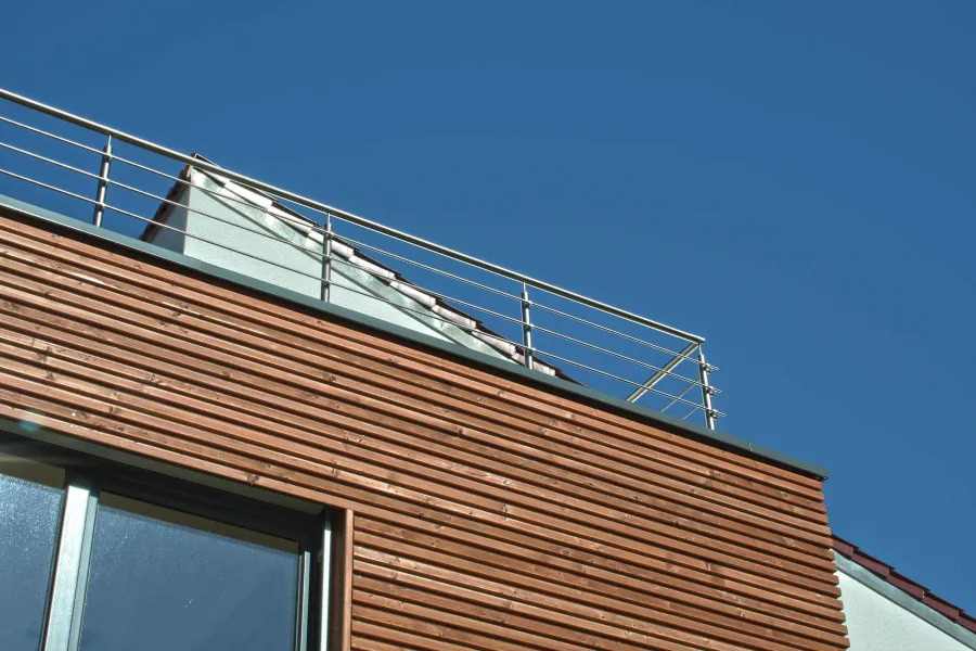Einfamilienhaus in Werther: Holzfassade und Dachterrassengeländer, Detail